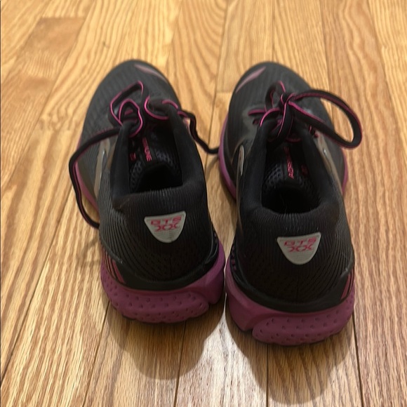 Barely worn Brooks sneakers - Picture 4 of 11